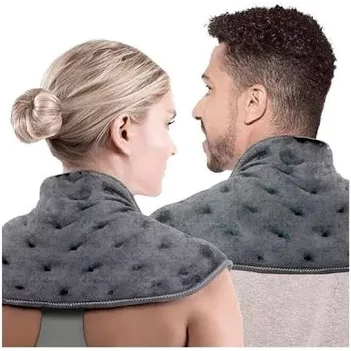 Pareja usando manta terapéutica para cuello y hombros